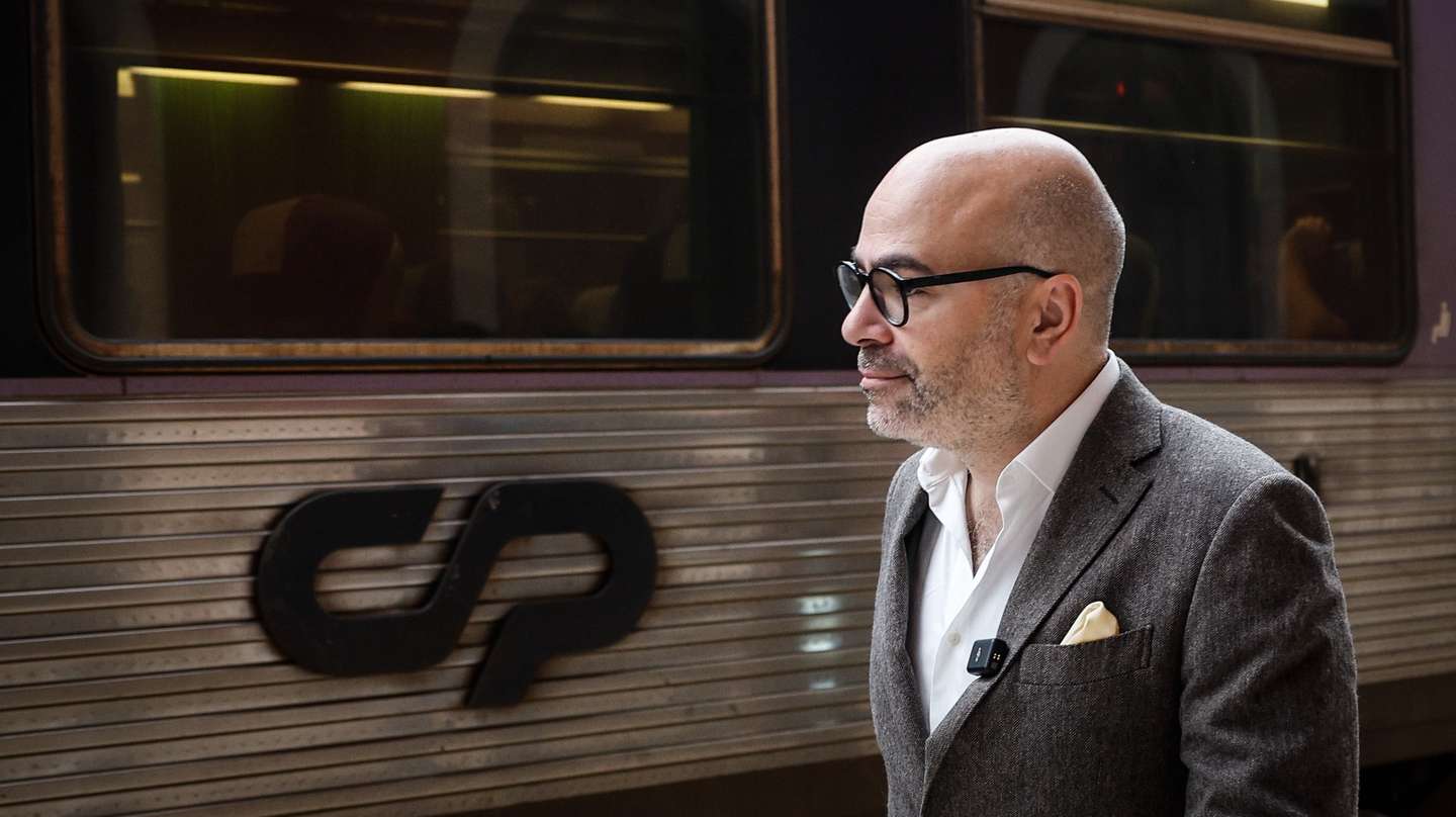 O ministro das Infraestruturas e Habitação, Miguel Pinto Luz, após levantar o Passe Ferroviário Verde na bilheteira da CP e de partida, num comboio Intercidades, entre as estações de Santa Apolónia e Santarém, para assinalar o primeiro dia de entrada em vigor do novo título de transporte, em Lisboa, 21 de outubro de 2024. ANTÓNIO PEDRO SANTOS/LUSA