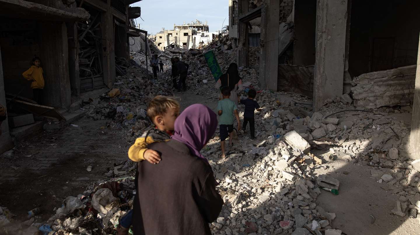 epa11970589 Palestinians go about their daily business among the rubble of destroyed buildings during the holy month of Ramadan in Jabalia refugee camp, northern Gaza Strip, 17 March, 2025.  EPA/HAITHAM IMAD