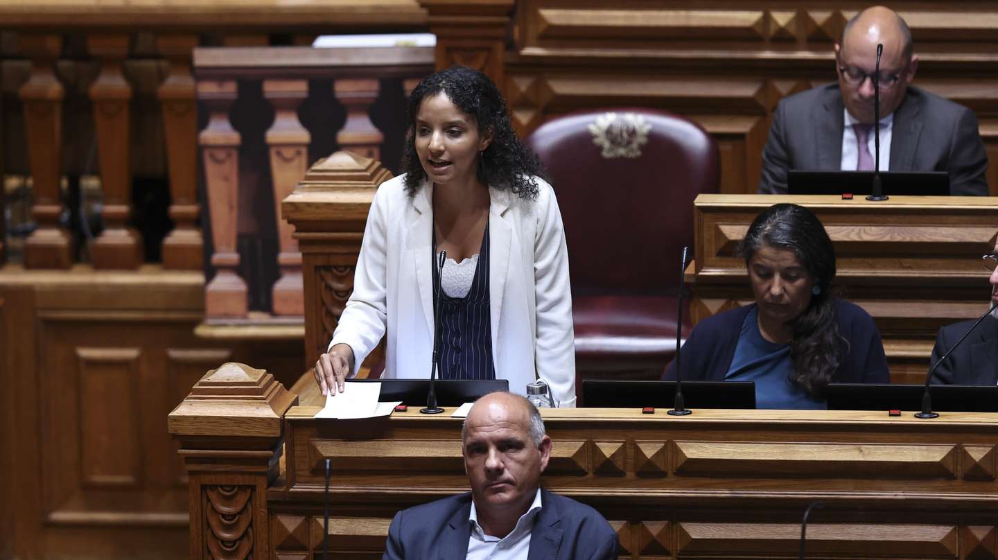 A deputada do Bloco de Esquerda (BE), Andreia Galvão, intervém durante o debate quinzenal com a presença do primeiro-ministro, na Assembleia da República, em Lisboa, 24 de setembro de 2025. O primeiro-ministro regressa hoje aos debates quinzenais no parlamento mais de sete meses depois da última discussão neste formato e a pouco mais de duas semanas da entrega do Orçamento do Estado para 2026. ANTÓNIO COTRIM/LUSA