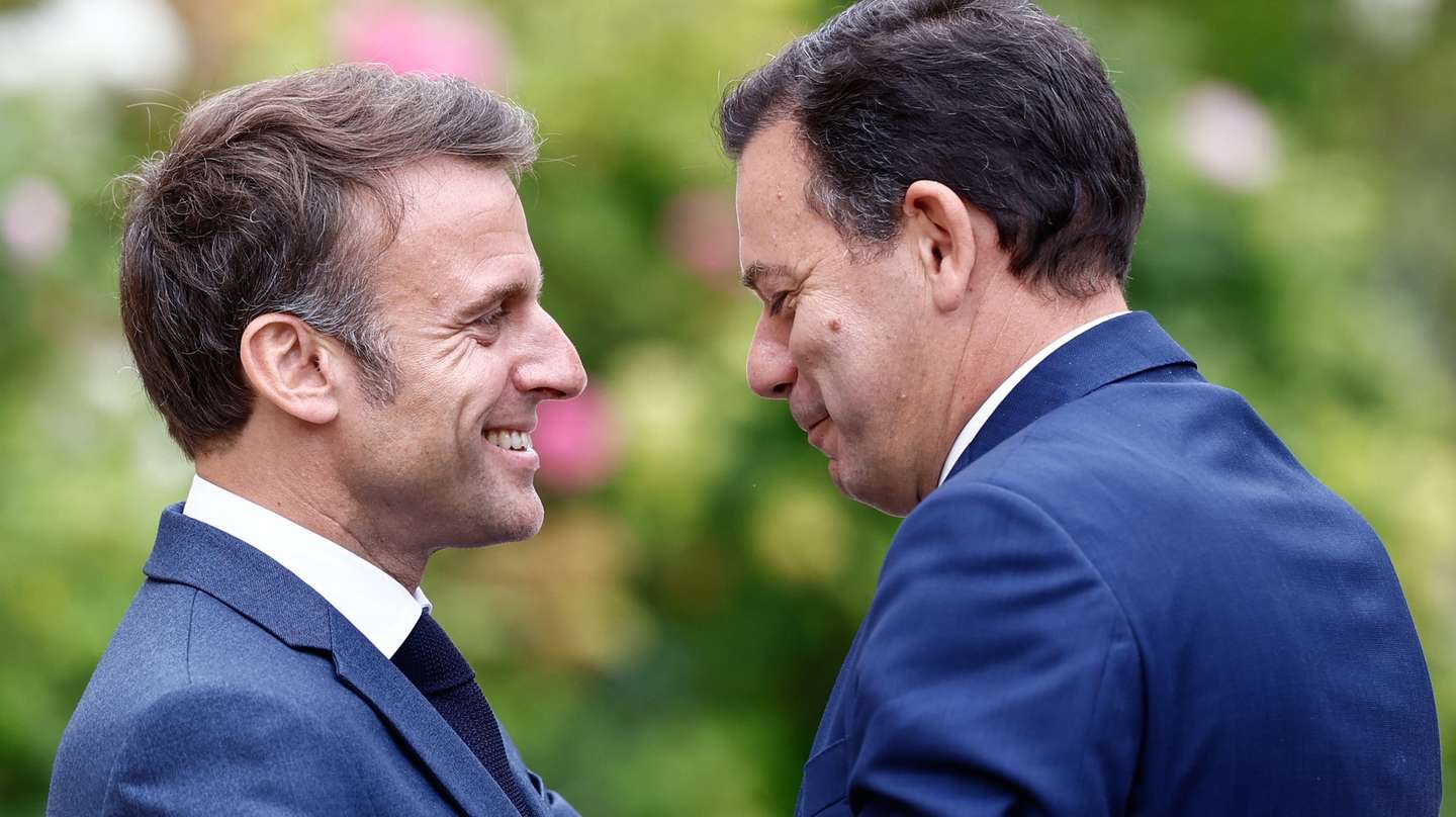 epa11422287 French President Emmanuel Macron (L) welcomes Portuguese Prime Minister Luis Montenegro before a working lunch at the Elysee Palace in Paris, France, 19 June 2024. According to the Elysee Palace press release, the two leaders' meeting focused on the strategic agenda of the European Union ahead of the European Council on 27 and 28 June, as well as international issues, such as the situation in Ukraine and the Middle East.  EPA/MOHAMMED BADRA