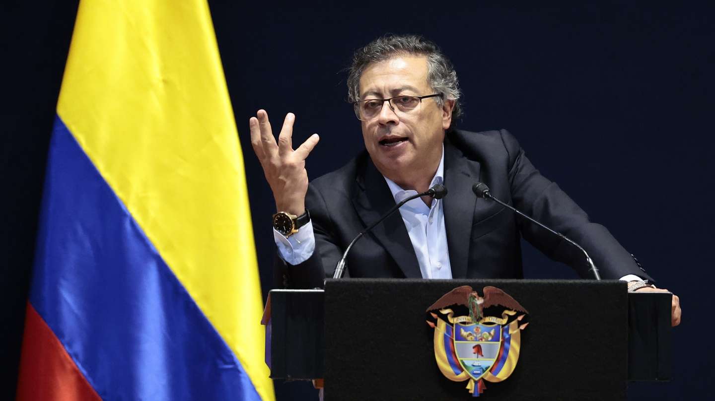 epaselect epa11634519 Colombia's President Gustavo Petro speaks during a conference at the Antiguo Palacio de Medicina (Former Palace of Medicine) of the National Autonomous University of Mexico (UNAM) in Mexico City, Mexico, 30 September 2024. Colombia's president, Gustavo Petro, proposed a world revolution' in the face of the climate emergency caused by fossil fuels during a conference in the Mexican capital, where he ironized with the indirect participation of the president-elect, Claudia Sheinbaum, in the M-19 guerrillas.  EPA/JOSE MENDEZ