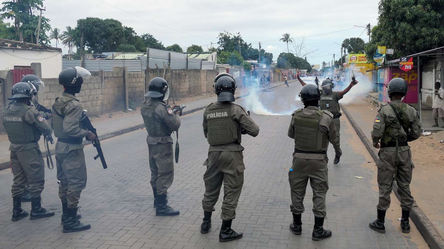 Agentes da polícia moçambicana disparam vários tiros de gás lacrimogéneo contra um grupo de dezenas de manifestantes pró-Venâncio Mondlane que tentavam chegar ao centro da cidade de Maputo, Moçambique, 31 de outubro de 2024. PAULO JULIÃO/LUSA