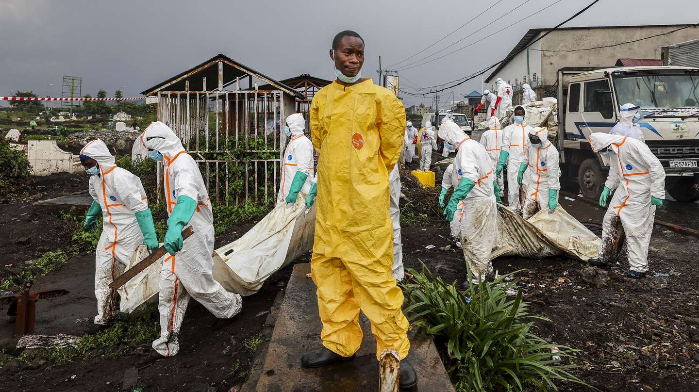 epaselect epa11874921 Members of the Congolese Red Cross and volunteers carry victims of the recent conflict before burying them in a cemetery in Goma, Democratic Republic of the Congo, 04 February 2025. Over 900 people were killed and around 2,800 injured in the last two weeks in the eastern city of Goma of the DRC amid fighting between the M23 (March 23 Movement) rebel group and the government forces, the World Health Organization said on 03 February. The M23 (March 23 Movement) took control of Goma city, the capital of the North Kivu Province, days after claiming to have captured most of it after launching a large-scale offensive in the east of the DR Congo, which the DR Congo and the UN accuse Rwanda of backing.  EPA/STRINGER