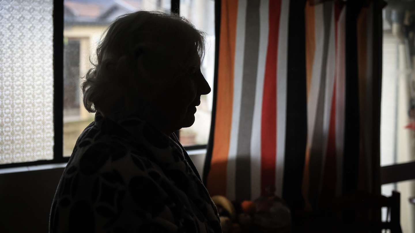 Silhueta de Maria Alice Campos, que está quase a fazer 80 anos e recebe como "um milagre" cada visita de Bruno e Ariel, voluntários do projeto COMTEMPO, para combater a solidão e isolamento na terceira idade, da Junta Freguesia de Paranhos, no Porto, 18 de março de 2026. (ACOMPANHA TEXTO DA LUSA DO DIA 21 DE MARÇO DE 2026). JOSÉ COELHO/LUSA
