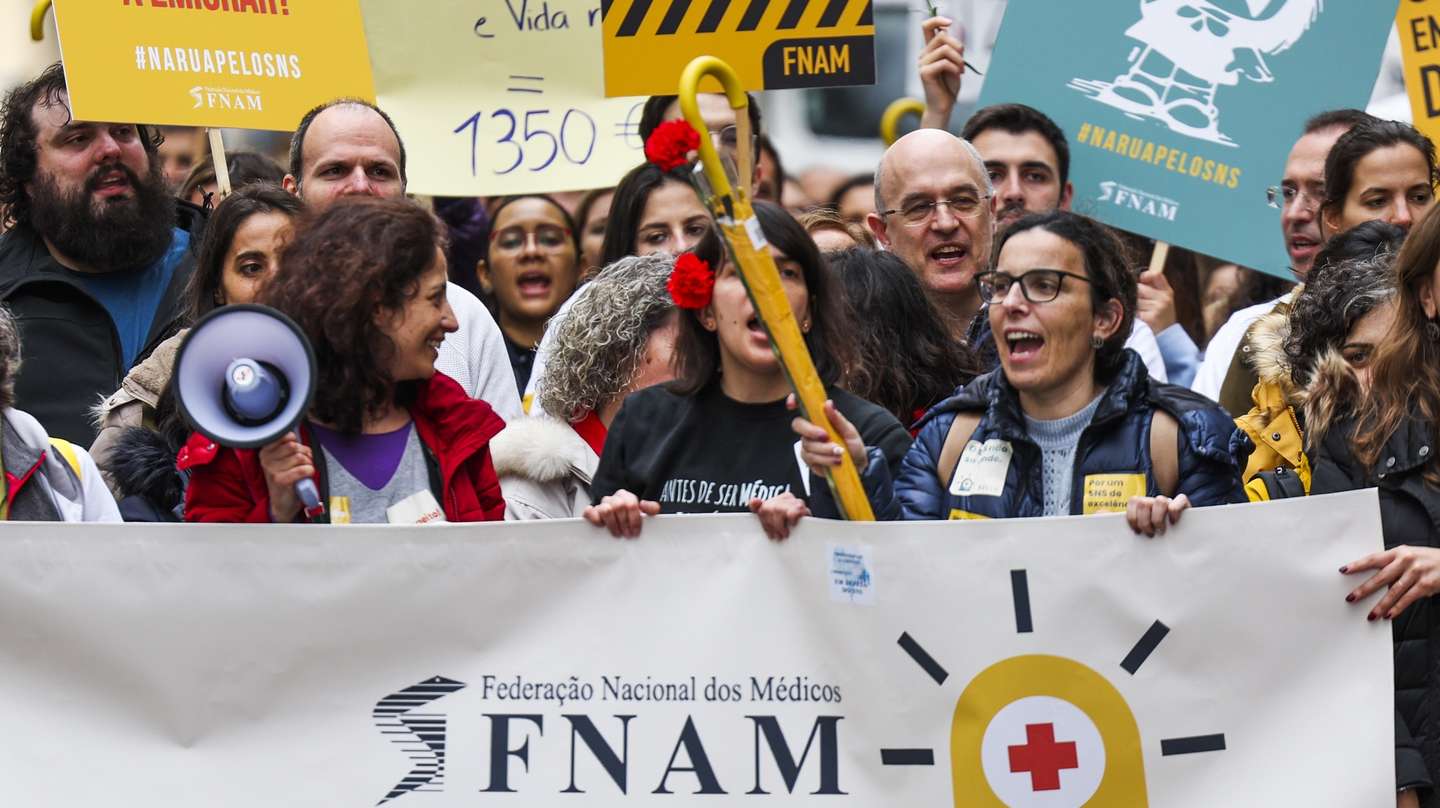 Médicos manifestam-se durante a concentração frente ao Ministério da Saúde, no inicio da greve nacional de dois dias, convocada pelos sindicatos dos médicos do Norte, da Zona Centro e da Zona Sul, estruturas que integram a Federação Nacional dos Médicos (FNAM), "em resposta à falta de compromisso, por parte do Ministério da Saúde, em negociar as grelhas salariais e na falta de medidas para salvar o Serviço Nacional de Saúde (SNS)", em Lisboa, 08 de março de 2023. ANDRÉ KOSTERS/LUSA