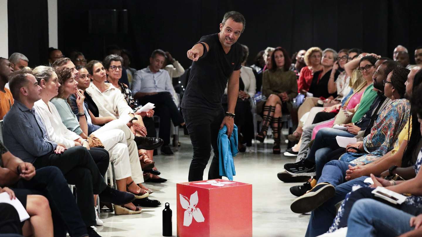 O ator Ivo Canelas durante durante o monólogo “Todas as coisas maravilhosas” no Camões – Centro Cultural Português, em Luanda, 08 de setembro de 2023. O ator português Ivo Canelas considera que reconhecer a fragilidade “é um ato de coragem”, a propósito do seu monólogo, em cena em Luanda, defendendo que o teatro serve também para abordar assuntos tabu como suicídio ou depressão. (ACOMPANHA TEXTO DA lUSA DO DIA 10 DE SETEMBRO DE 2023). AMPE ROGÉRIO/LUSA