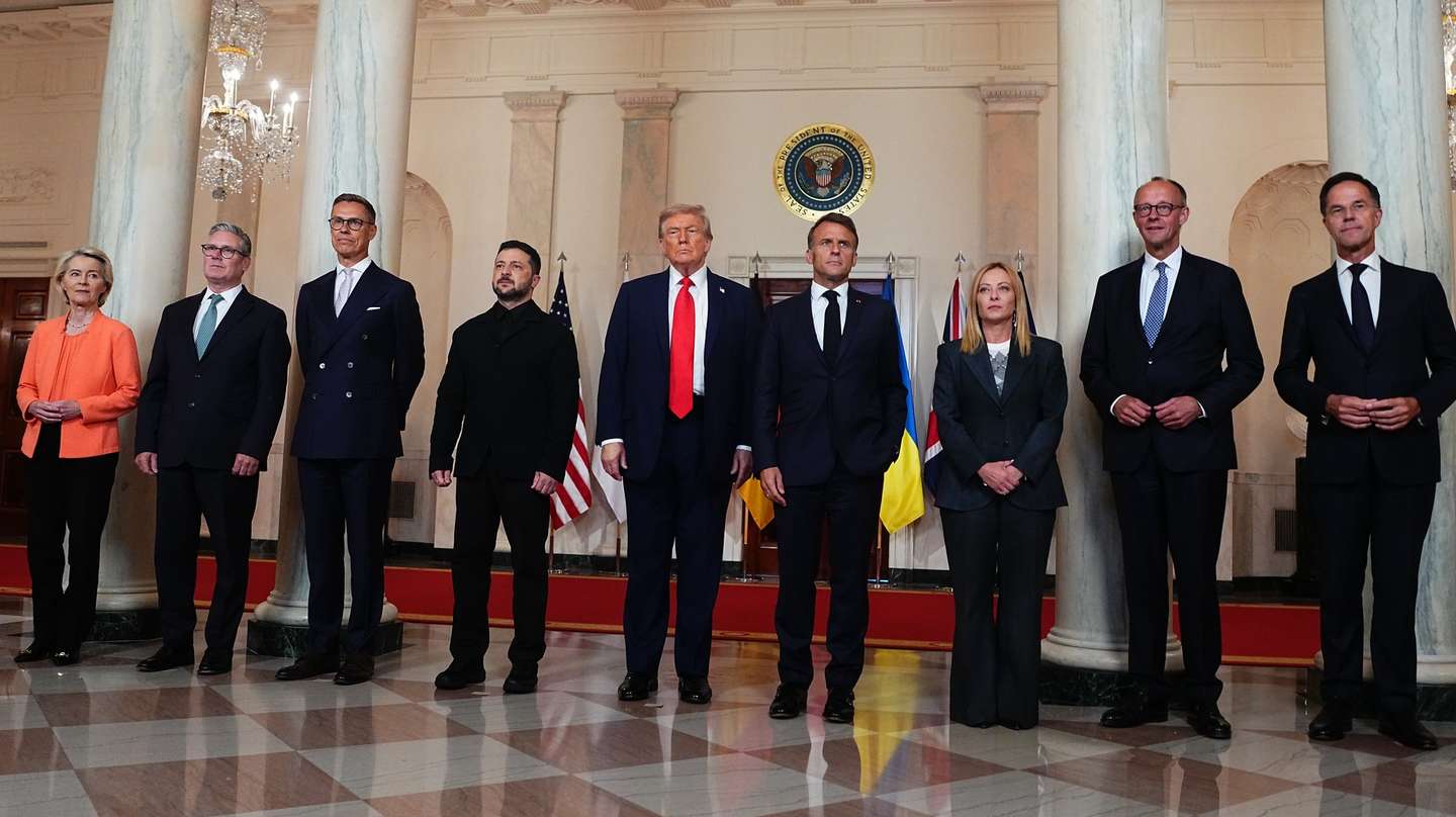 epa12308693 (L-R) EU Commission President Ursula von der Leyen, British Prime Minister Keir Starmer, Finland’s President Alexander Stubb, Ukraine’s President Volodymyr Zelensky, United States President Donald J Trump, French President Emmanuel Macron, Italian Prime Minister Giorgia Meloni, German Chancellor Friedrich Merz and NATO Secretary General Mark Rutte pose for a ‘family photo’ in the Cross Hall of the White House in Washington, DC, USA during a Multilateral Meeting with European Leaders in the East Room of the White House in Washington, DC, USA, 18 August 2025.  European Leaders are at the White House in support of President Zelenskyy following President Trump’s meeting with President Vladimir Putin of Russia in Anchorage, Alaska, USA, on August 15, 2025.  EPA/AARON SCHWARTZ / POOL