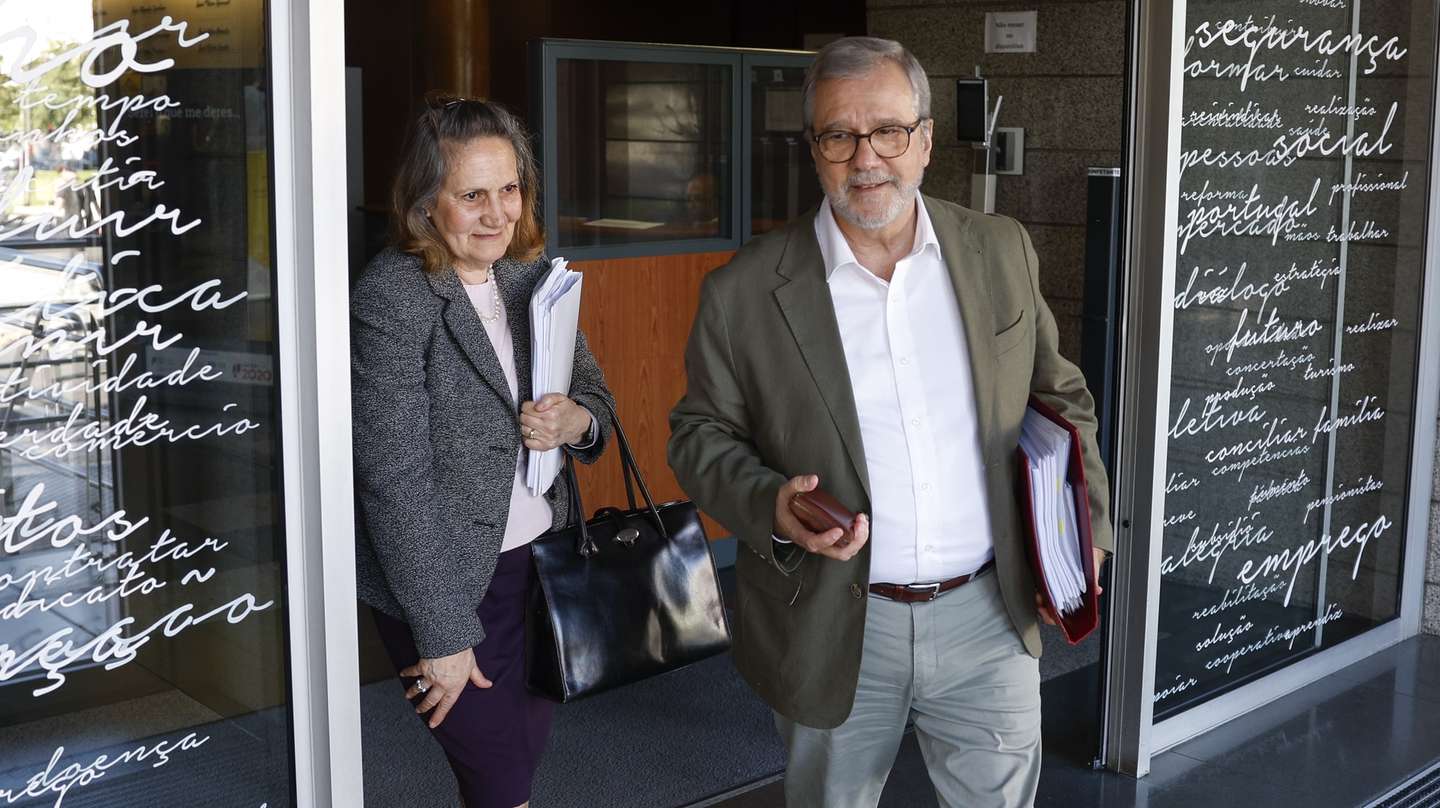 O secretário-geral da União Geral de Trabalhadores (UGT), Mário Mourão (D), ladeado pela presidente da UGT, Lucinda Dâmaso (E), à saída de uma reunião com os patrões e a ministra do Trabalho, Solidariedade e Segurança Social, Maria do Rosário Palma Ramalho (ausente da foto), sobre a revisão da lei laboral, em Lisboa, 17 de abril de 2026. ANTÓNIO PEDRO SANTOS/LUSA