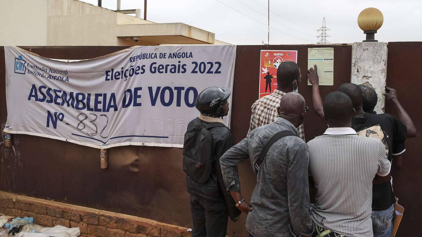 Angolanos observam atas com os resultados eleitorais afixadas junto às assembleias de voto onde decorreram as votações para as eleições gerais de Angola 2022, no município de Viana, Luanda, Angola, 25 de agosto de 2022. As eleições gerais angolanas, quinto escrutínio da história política do país, contaram com candidaturas de oito formações políticas e elegem o Presidente e vice-Presidente da República de Angola. (ACOMPANHA TEXTO). PAULO NOVAIS/LUSA