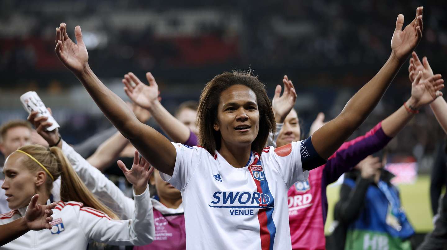 epa09919452 Olympique Lyonnais&#039; Wendie Renard celebrates winning following the UEFA Women&#039;s Champion League semi final second leg soccer match between PSG and Lyon at the Parc des Princes stadium in Paris, France, 30 April 2022.  EPA/YOAN VALAT