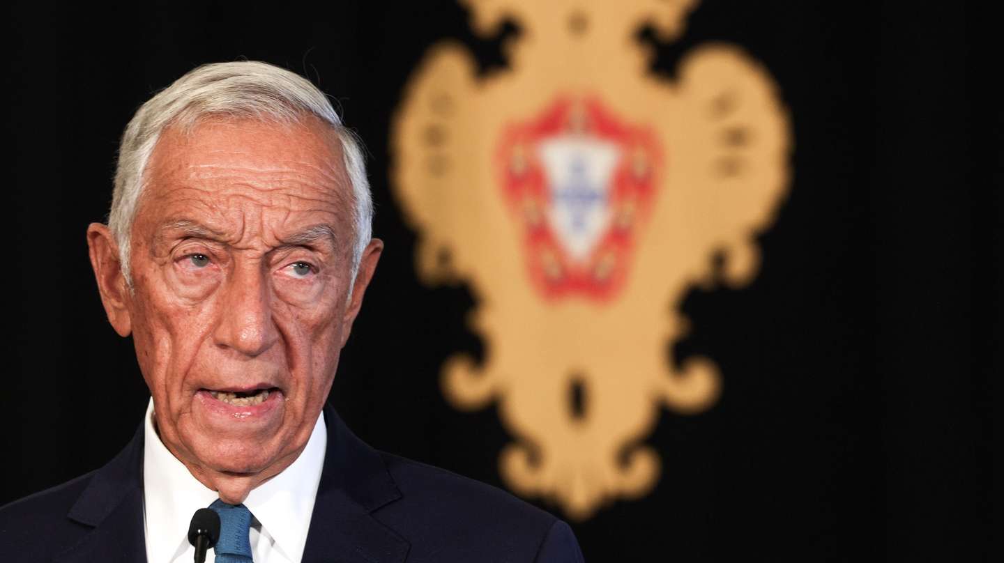 O Presidente da República, Marcelo Rebelo de Sousa, fala aos jornalistas no final de uma reunião com o ministro de Estado e dos Negócios Estrangeiros e primeiro-ministro em exercício, Paulo Rangel (ausente da fotografia), logo após da reunião do ministro com a proteção civil, na sequência do sismo de magnitude 5,3 na escala de Richter com epicentro a 58 quilómetros a oeste de Sines, no Palácio de Belém, em Lisboa, 26 de agosto de 2024. O sismo de magnitude 5,3 na escala de Richter foi registado às 05:11 e teve epicentro a 58 quilómetros a oeste de Sines, no distrito de Setúbal, e não causou danos pessoais ou materiais até ao momento, segundo o Instituto Português do Mar e da Atmosfera (IPMA). TIAGO PETINGA/LUSA