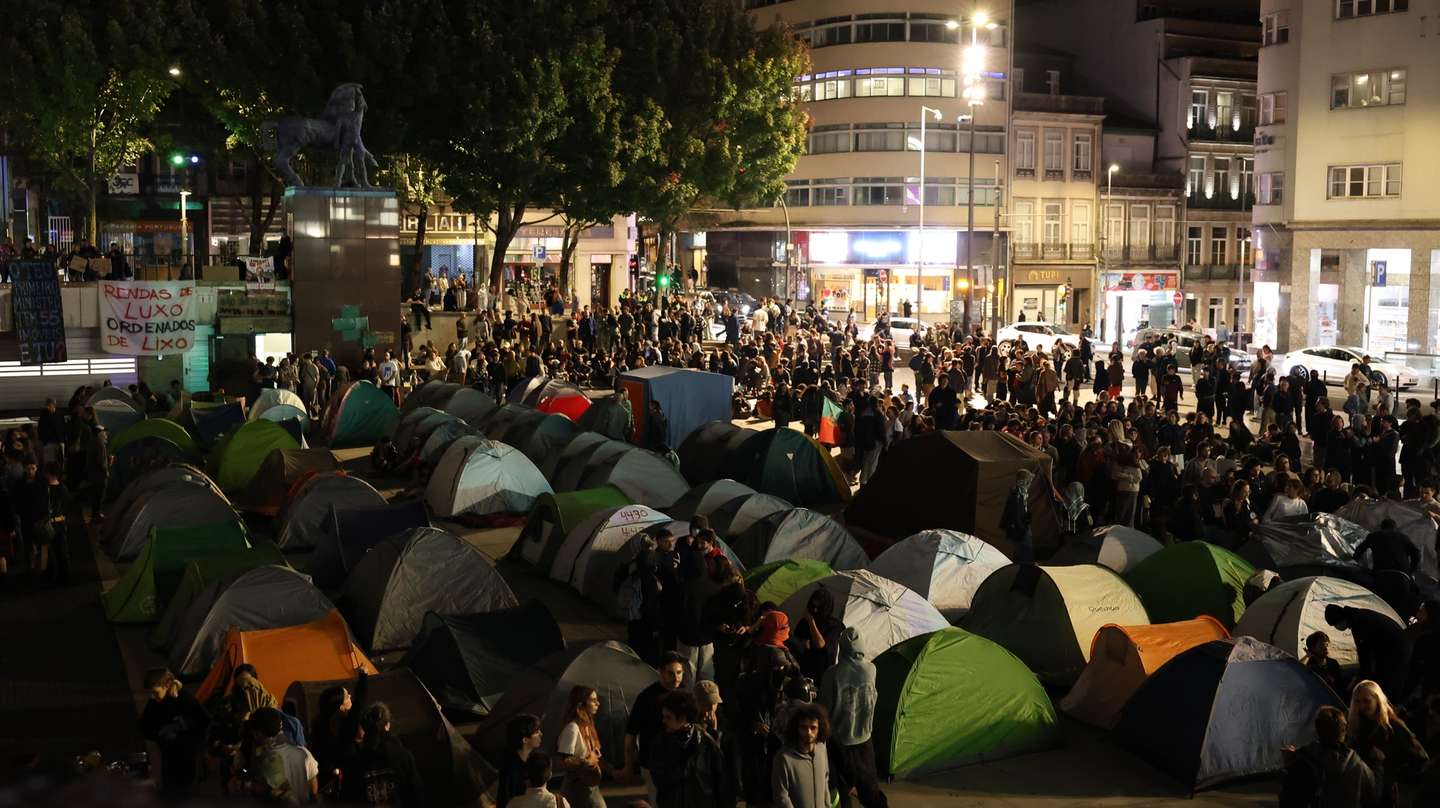 Largas centenas de pessoas concentram-se em defesa do direito à habitação numa acampada na praça D. João I, no Porto,17 de outubro de 2026. RITA FRANÇA/LUSA