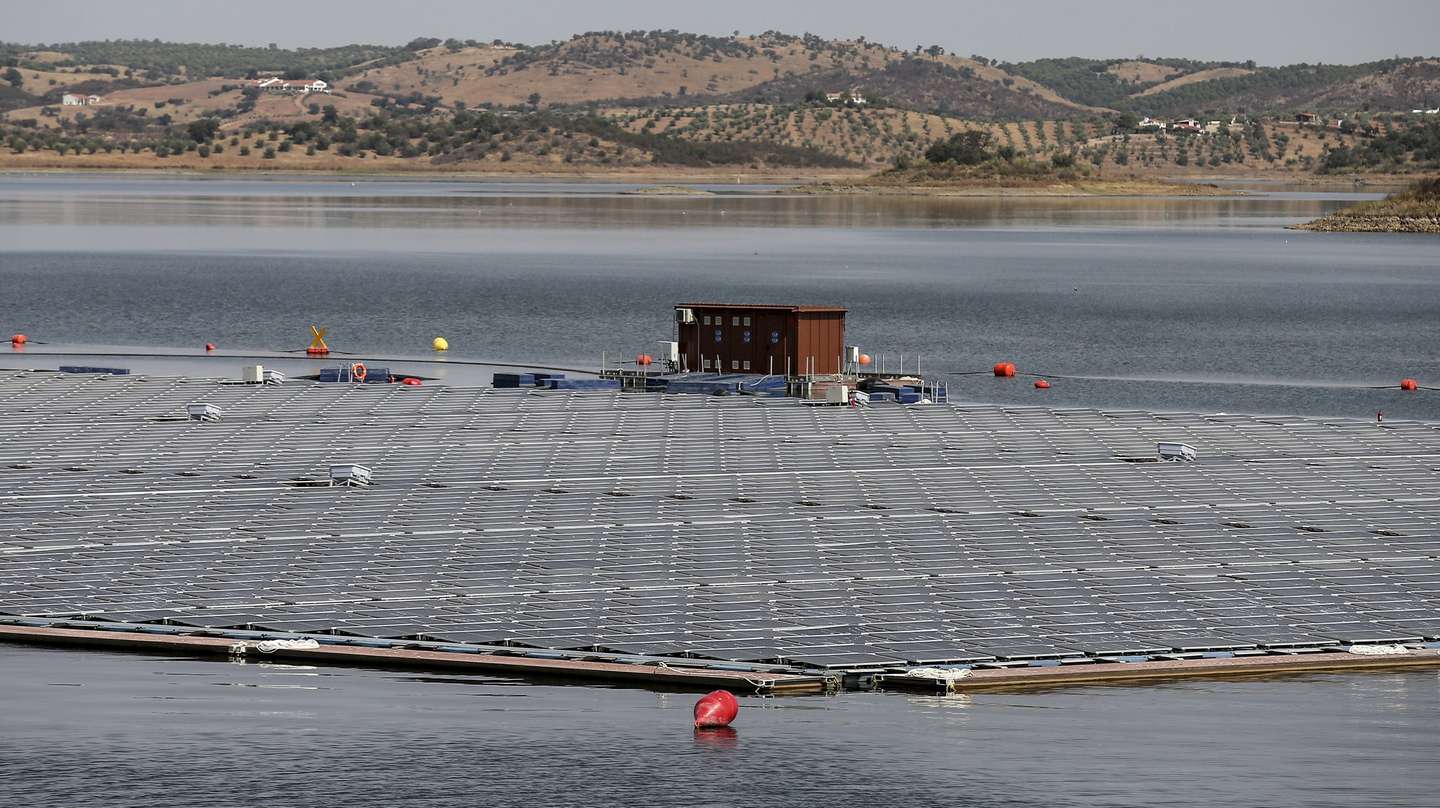 epa10072454 General view of the Solar Floating plant on the Alqueva dam wall at the River Guadiana, in Portel, eastern Portugal, 15 July 2022. The Floating Solar Power Plant of Alqueva, the largest floating solar park in a dam reservoir in Europe, an investment of six million euros, was inaugurated on 15 July by the Prime Minister, Antonio Costa.  EPA/NUNO VEIGA