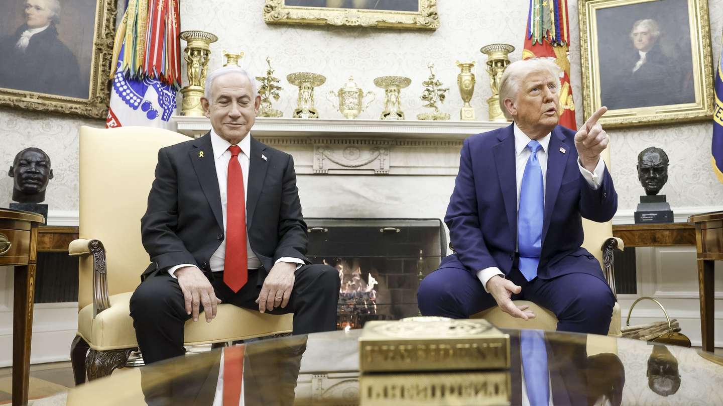 epa11875574 Israeli Prime Minister Benjamin Netanyahu (L) and US President Donald J. Trump (R) talk with reporters in the Oval Office of the White House in Washington, DC, USA, 04 February 2025. President Trump, who is hosting his first in-person meeting with another world leader since returning to the White House, and Prime Minister Netanyahu are set to discuss the Israeli cease-fire with Hamas, Iran's nuclear program and future arms shipments, among other bilateral issues.  EPA/SHAWN THEW / POOL