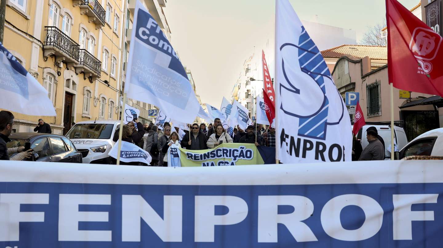 O professores participam na manifestação de professores, organizada pela FENPROF junto à residência oficial do Primeiro-Ministro, em Lisboa, 23 de janeiro de 2024. MANUEL DE ALMEIDA/LUSA
