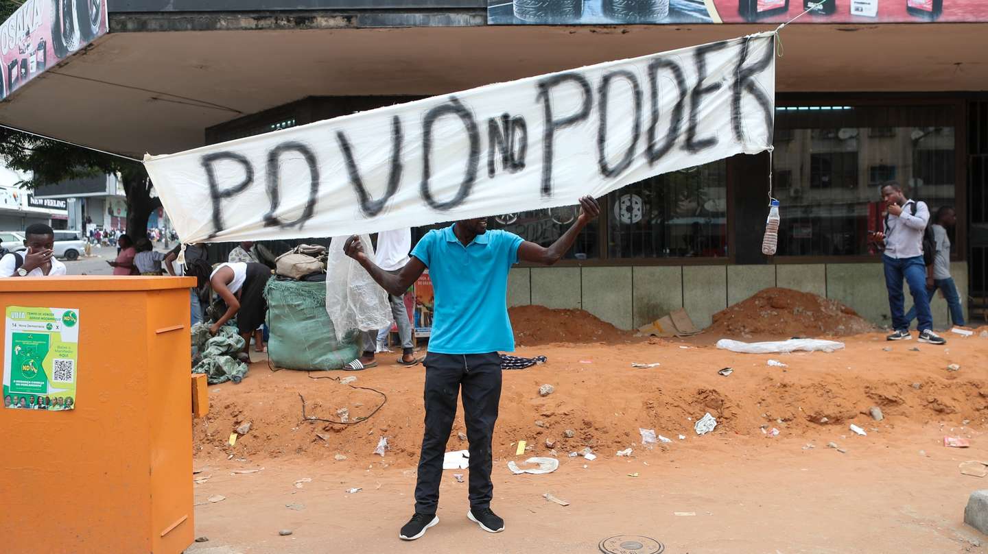 Manifestantes pró Venâncio Mondlane protestam contra o processo eleitoral ocupando as ruas, impendido o trânsito e espalhando contentores do lixo e pedras pelas vias, em Maputo, Moçambique, 27 de novembro de 2024. O candidato presidencial Venâncio Mondlane apelou à população moçambicana para, durante três dias, a partir de hoje, abandonar os carros a partir das 08:00 nas ruas, com cartazes de contestação eleitoral, até regressarem do trabalho. LUÍSA NHANTUMBO/LUSA