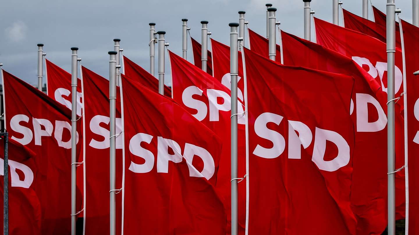 epa12200887 SPD flags are seen in front of City Cube during the German Social Democratic Party (SPD) Congress  in Berlin, Germany, 27 June 2025.  EPA/FILIP SINGER