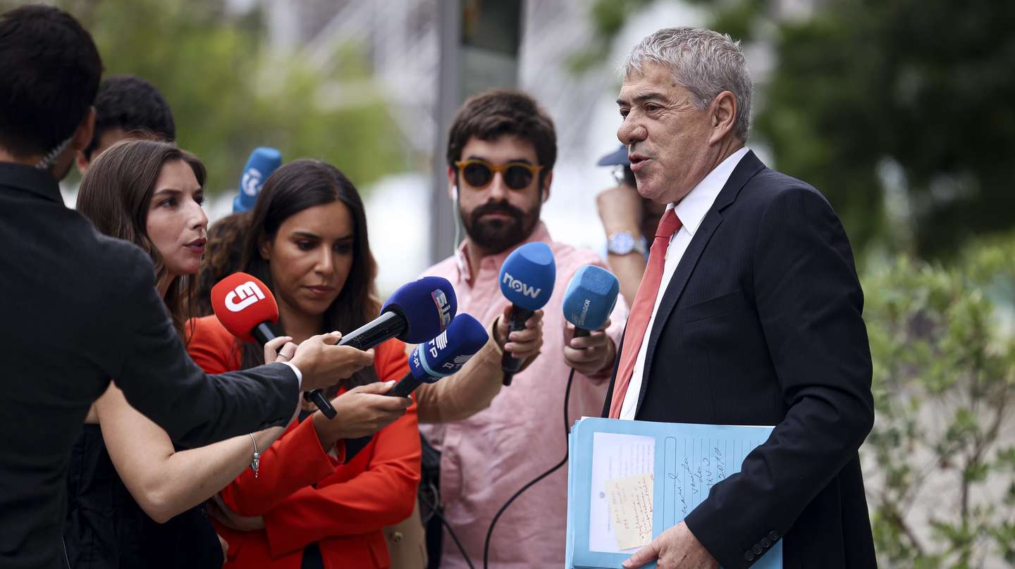 Former Prime Minister José Socrates, the main defendant in Operation Marques, talks to the journalists as he arrives at the Lisbon Central Criminal Court on Campus de Justiça, where a panel of judges presided over by Susana Seca will try Socrates and 20 other defendants, including individuals and companies, for 117 crimes, in Lisbon, Portugal, 10 July 2025. Former Portuguese prime minister José Socrates and the other 20 official suspects in Operation Marques are to stand trial on Thursday at the Campus de Justiça in Lisbon, more than a decade after the case accusing the former PM of corruption came to light. FILIPE AMORIM/LUSA