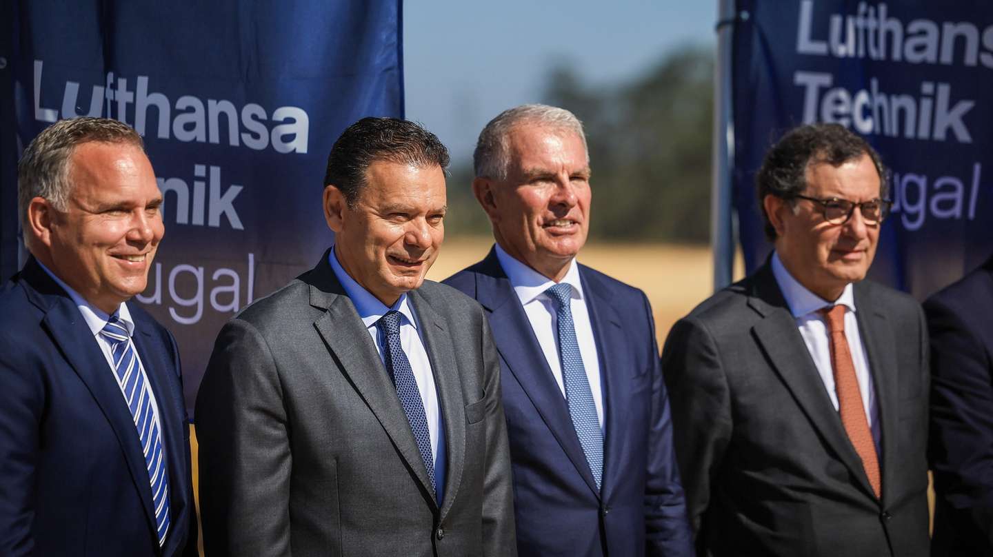 O primeiro-ministro, Luís Montenegro (2-E), Carsten Spohr (2-D), CEO da Lufthansa, e o ministro da Economia e da Coesão Territorial de Portugal, Manuel Castro Almeida (D), durante o lançamento das novas instalações da Lufthansa Technik Portugal, em Santa Maria da Feira, 29 de junho de 2026. JOSÉ COELHO/LUSA