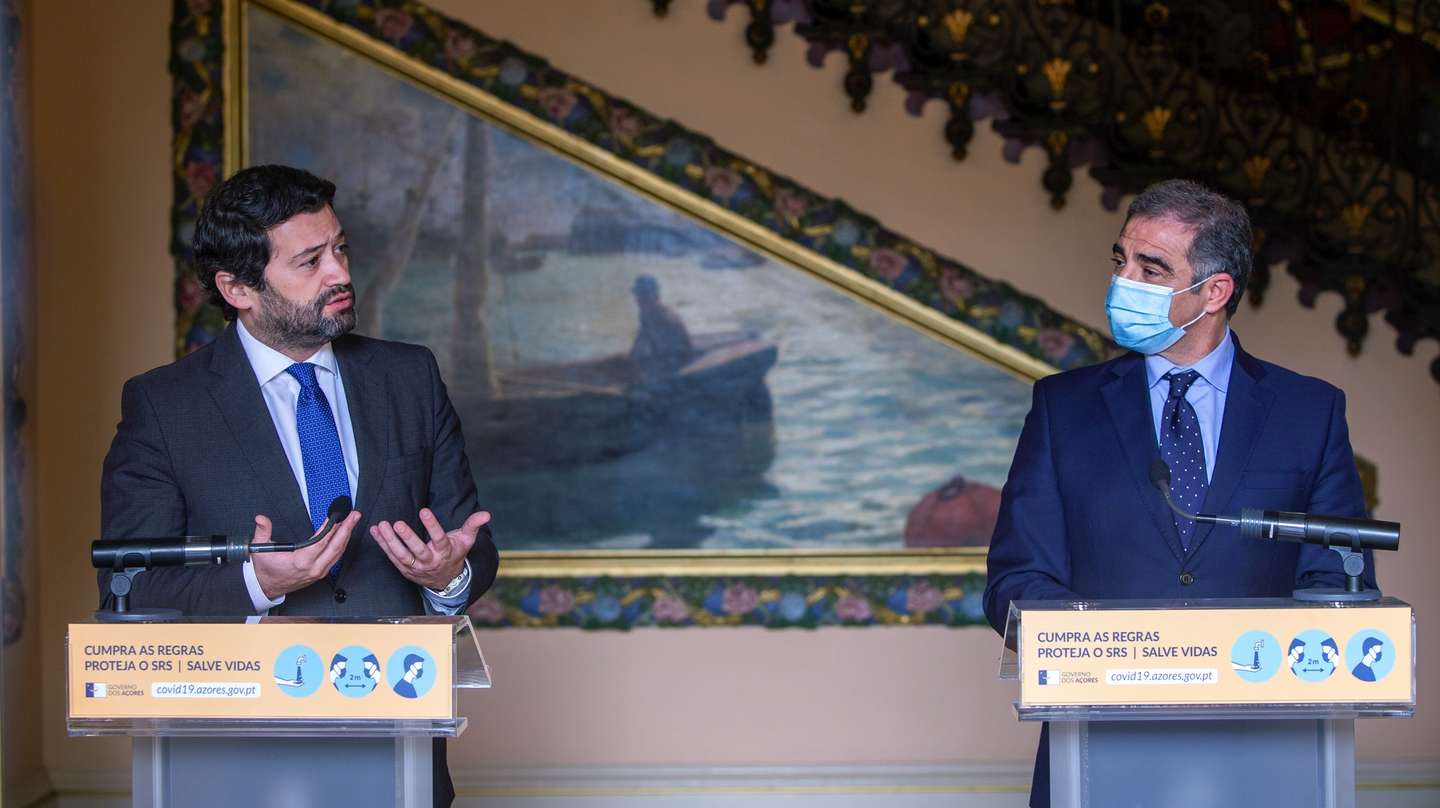 O Presidente do Governo Regional dos Açores, José Manuel Bolieiro (D), e o presidente do Partido Chega, André Ventura (E), durante uma conferência de imprensa no final de uma audiência no Palácio de Santana, em Ponta Delgada, ilha de São Miguel, Açores, 05 de fevereiro de 2021. EDUARDO COSTA/LUSA