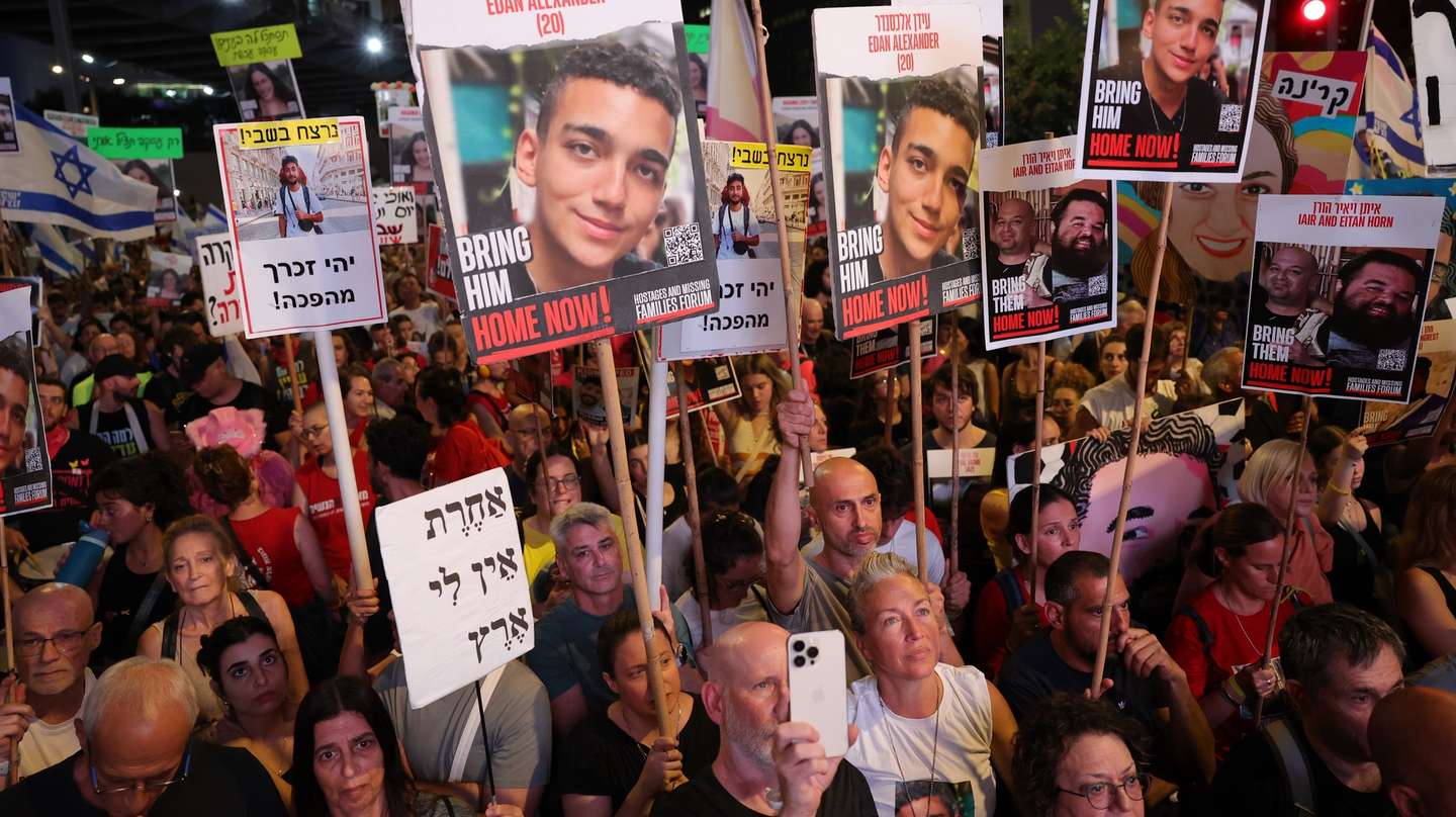 epa11618013 Families of Israeli hostages held by Hamas in Gaza and their supporters march during a protest calling for a ceasefire and for the release of Israeli hostages held by Hamas in Gaza, in Tel Aviv, Israel, 21 September 2024. According to the Israeli military, 101 Israeli hostages remain in captivity in the Gaza Strip, including the bodies of at least 33 confirmed dead by the IDF. Rallies in Israel have been critical of the Israeli government's handling of the crisis, demanding the immediate release of all hostages.  EPA/ABIR SULTAN