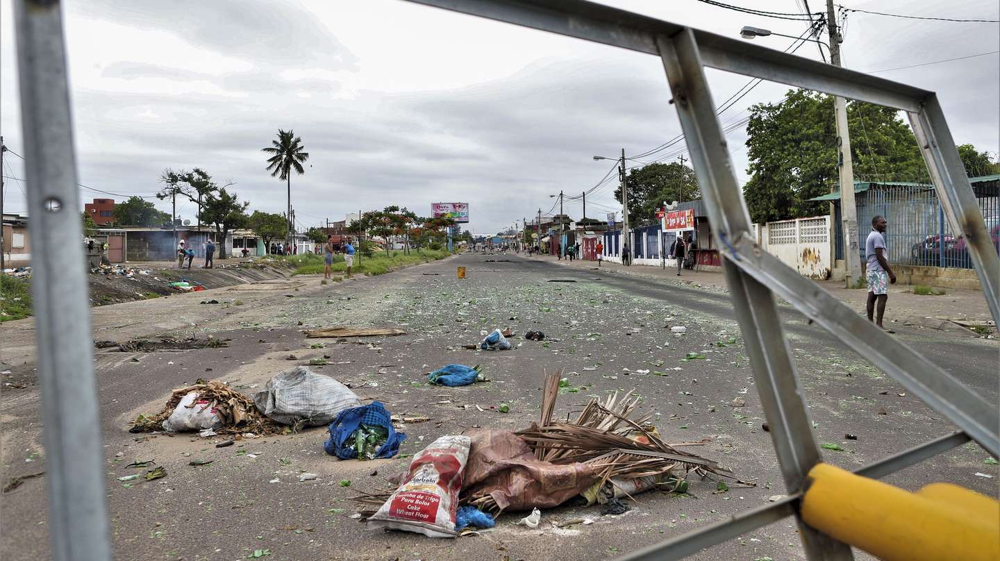 Um cenário de caos, barricadas, destruição e saques marca hoje a cidade de Maputo, um dia depois da proclamação dos resultados das eleições gerais, mas no meio das mesmas avenidas, bloqueadas por manifestantes, também se cozinha arroz com repolho, Maputo, Moçambique, 24 de dezembro de 2024. LUÍSA NHANTUMBO/LUSA