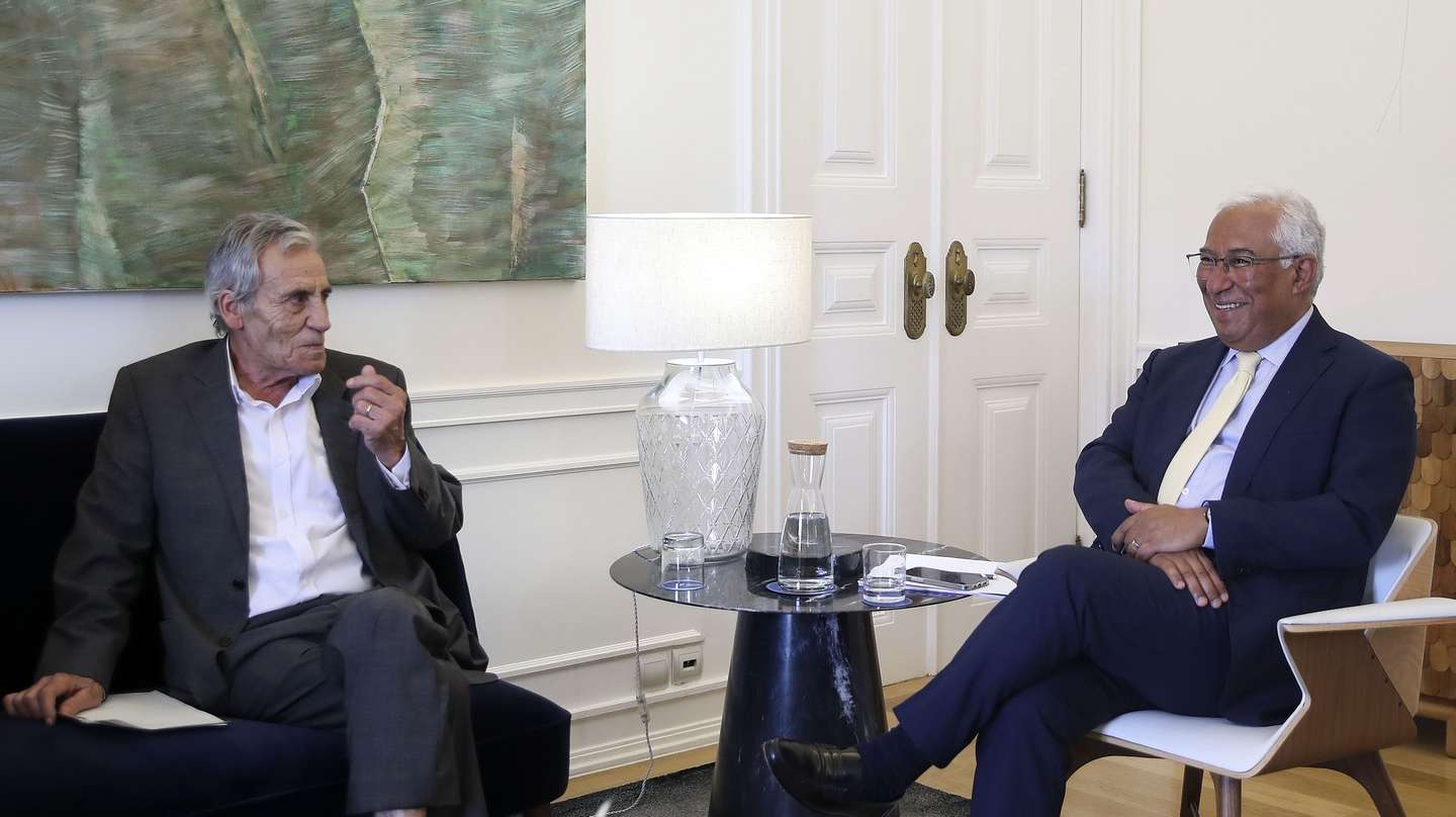 O primeiro-ministro António Costa (D), recebe em audiência uma delegação do Partido Comunista Português (PCP), liderada por Jerónimo de Sousa (E), no âmbito da preparação da reunião do Conselho Europeu de 23 e 24 de junho, que discute as candidaturas de adesão à União Europeia da Ucrânia, da República da Moldova e da Geórgia, no Palácio de S. Bento, em Lisboa, 17 de junho de 2022. ANTÓNIO COTRIM/LUSA
