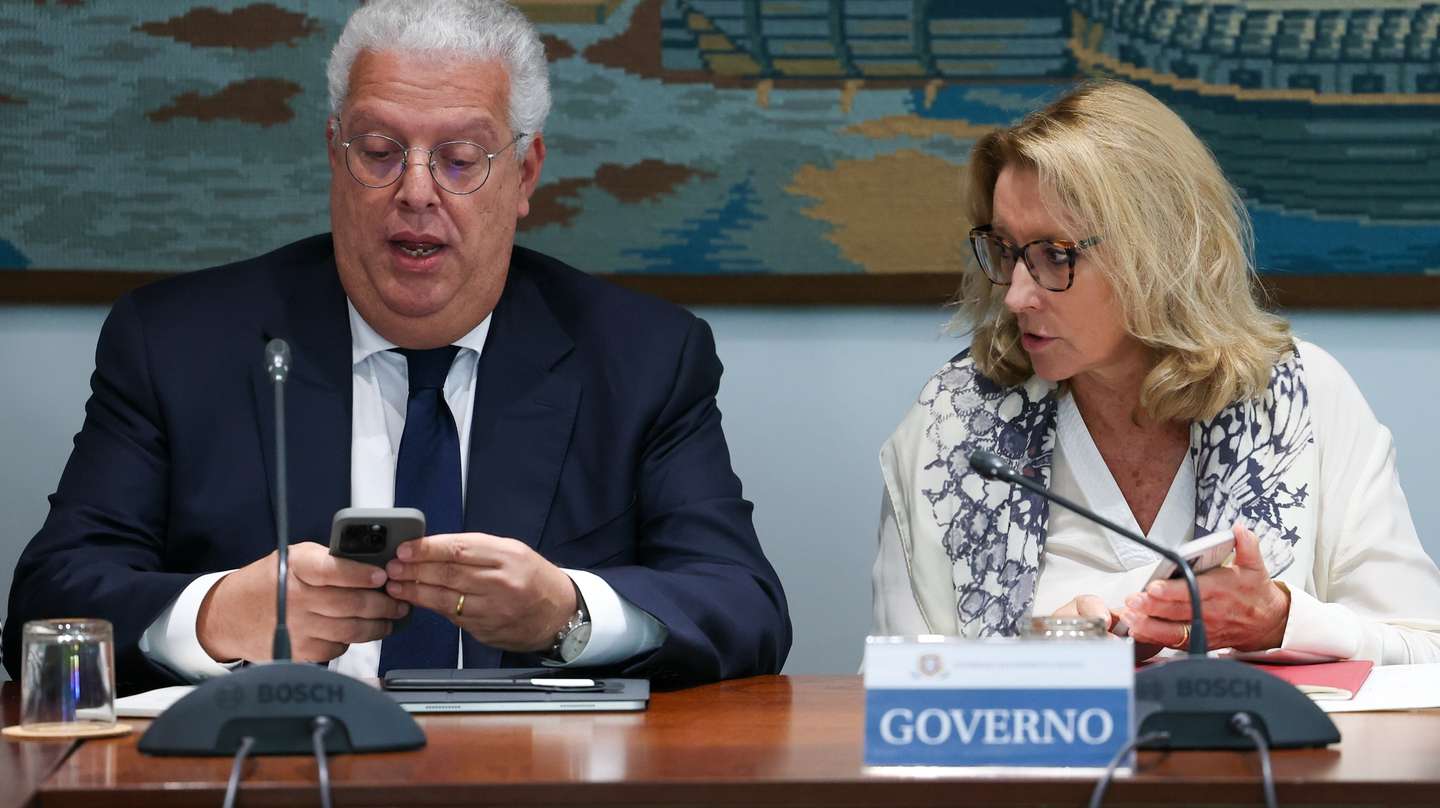 A ministra do Trabalho, Solidariedade e Segurança Social, Maria do Rosário Ramalho (D), e o ministro da Economia, Pedro Reis (E), presidem à reunião da Concertação Social no Conselho Económico e Social (CES), em Lisboa, 25 de setembro de 2024. ANTÓNIO COTRIM/LUSA