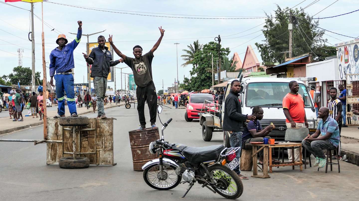 Manifestantes numa uma estrada bloqueada em Maputo, Moçambique, 28 de novembro de 2024. Barricadas tomaram conta hoje de Maputo, com ruas e avenidas centrais praticamente sem viaturas, ocupadas por manifestantes, pedras, contentores do lixo, ferros, paus e tudo o que permita bloquear a passagem, em mais uma ação de protesto pós-eleitoral. ESTEVÃO CHAVISSO/LUSA