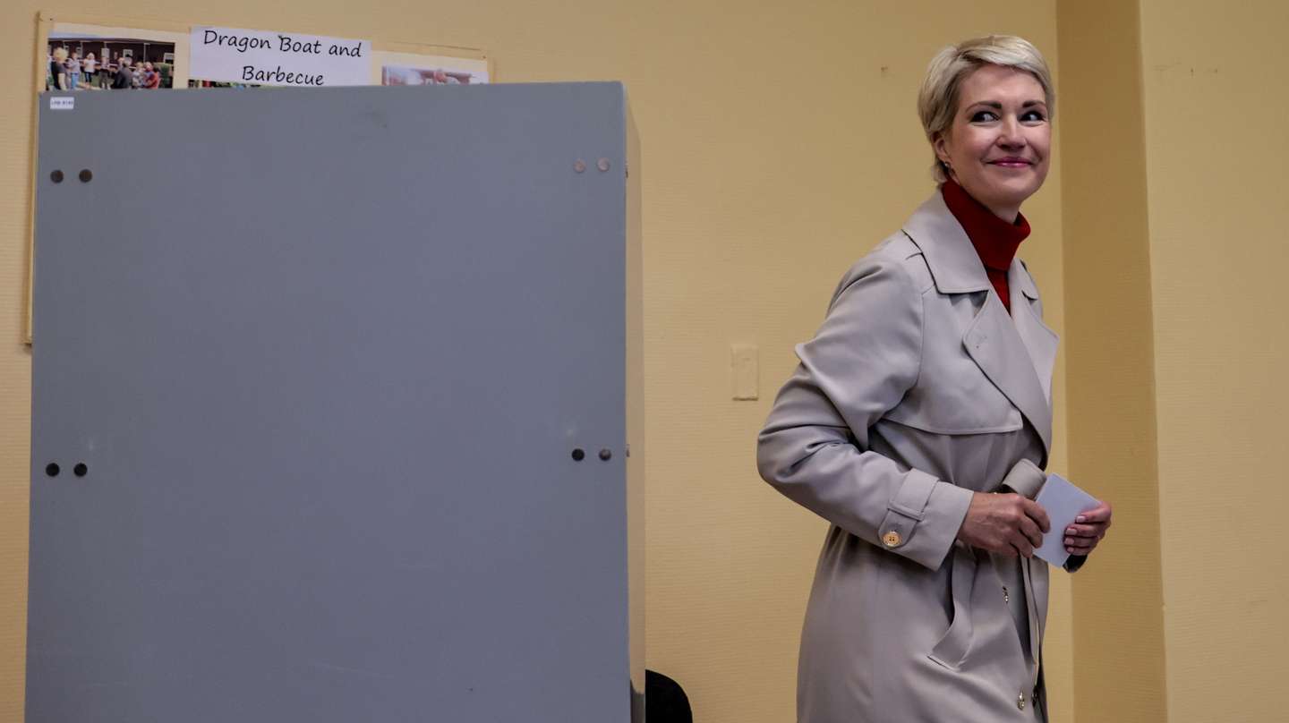 epa13251363 Mecklenburg-Western Pomerania State Premier and Social Democratic Party (SPD) lead candidate Manuela Schwesig casts her ballot at a polling station in Schwerin, Germany, 20 September 2026. Voters in Mecklenburg-Western Pomerania elect a new state parliament on 20 September 2026.  EPA/FILIP SINGER