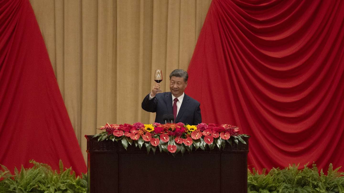 epaselect epa11633553 Chinese President Xi Jinping makes a toast to the attendees following his speech at the banquet hall of the Great Hall of the People in Beijing, China, 30 September 2024, to commemorate the upcoming 75th anniversary of the founding of the People's Republic of China. China marks its national day on 01 October.   EPA/ANDRES MARTINEZ CASARES