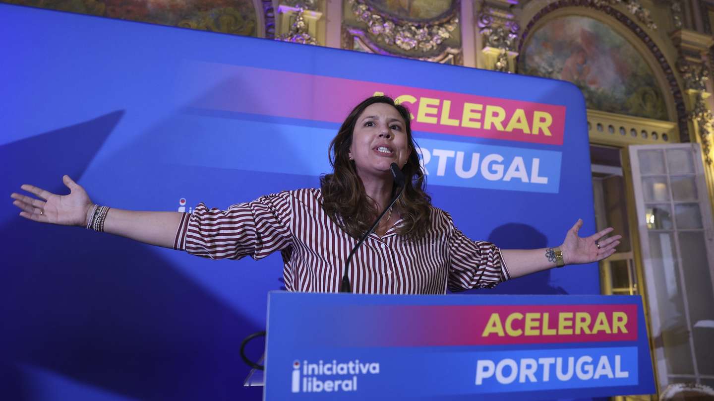 A deputada da Iniciativa Liberal, Mariana Leitão, usa da palavra durante o jantar-comício, no âmbito da campanha para as eleições legislativas, na Casa do Alentejo, em Lisboa, 05 de maio de 2025. TIAGO PETINGA/LUSA