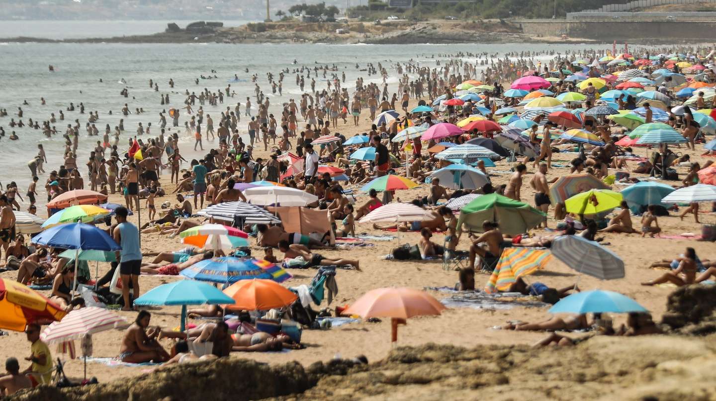 Populares na praia de Carcavelos. Num fim de semana com temperaturas ultrapassar os 40.ºC em diversos distritos do país, sobretudo no interior Norte e Centro e no Alentejo. Segundo o IPMA, as temperaturas máximas vão variar entre os 23º (Porto e Aveiro) e os 43º (Évora) e as mínimas entre os 13º (Bragança e Viseu) e os 26º (Faro). Foi igualmente emitido um aviso laranja de tempo quente até às 5h de domingo, dia 15, para os distritos de Beja, Castelo Branco, Évora e Portalegre e estão ainda sob aviso amarelo os distritos de Braga, Faro, Lisboa, Santarém, Setúbal, Vila Real e Viseu. Carcavelos, 14 de aosto de 2021 MIGUEL A. LOPES/LUSA