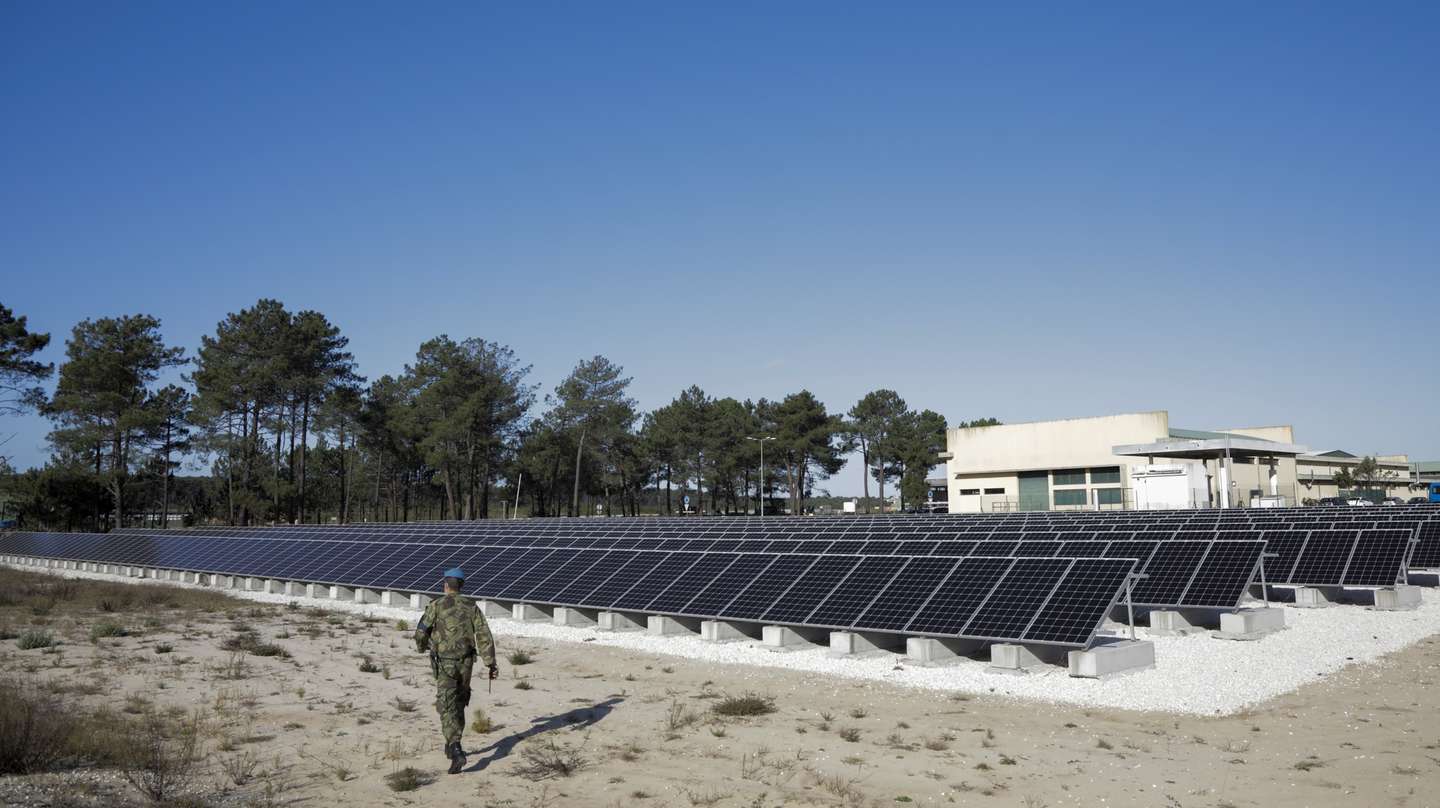 A instalação de painéis solares entre outras medidas de cariz ambiental e sustentabilidade valeu à  Base Aérea n.º 5 de Monte Real, em Leiria o 27.º Prémio Defesa Nacional e Ambiente, pela candidatura "A Base para a Neutralidade Carbónica", que já garantiu a redução de gases com efeitos de estufa. A instalação do parque com 550 painéis fotovoltaicos, numa área de três mil metros quadrados, com uma potência instalada de 200 quilowatts, inaugurada a 04 de agosto de 2020,  reduziu “cerca de 200 toneladas de gases com efeitos de estufa” 22 novembro 2021 em Monte Real, Leiria. (ACOMPANHA TEXTO DO DIA 28 NOVEMBRO 2021). PAULO CUNHA /LUSA