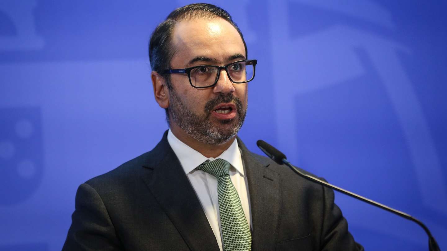 O secretário de Estado da Presidência do Conselho de Ministros, André Moz Caldas, fala aos jornalistas durante o briefing da reunião do Conselho de Ministros em Lisboa, 29 de setembro de 2022. RODRIGO ANTUNES/LUSA