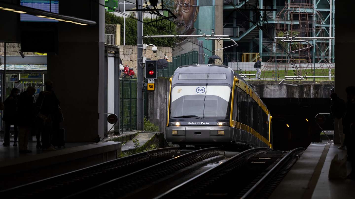 Um metro chega à estação de metro da Trindade no Porto, 5 de dezembro de 2022. O Metro do Porto celebra este mês o seu 20º Aniversário. (ACOMPANHA TEXTO DE 06 DE DEZEMBRO DE 2022). JOSÉ COELHO/LUSA