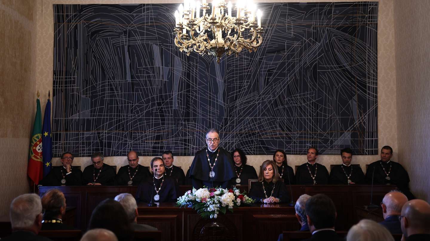 O novo presidente do Tribunal Constitucional (TC), José João Abrantes (C), intervém na cerimónia da sua da tomada de posse no Palácio Ratton, em Lisboa, 11 de maio de 2023. José João Abrantes substitui João Caupers, presidente do TC desde fevereiro de 2021. RODRIGO ANTUNES/LUSA