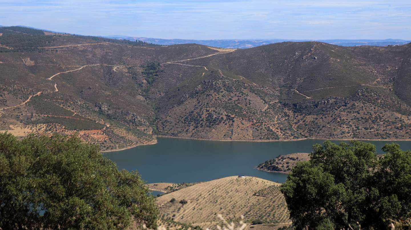 Barragem do Baixo Sabor, Torre de Moncorvo, Bragança, 18 de agosto de 2023. Proprietários agrícolas do Felgar, no concelho de Moncorvo reclamam acessos condignos para evitar as grandes deslocações que têm de percorrer diariamente para chegar às suas propriedades que ficaram isoladas com a construção da barragem do Baixo Sabor. (ACOMPANHA TEXTO DE 19-08-2023) FRANCISCO PINTO/LUSA