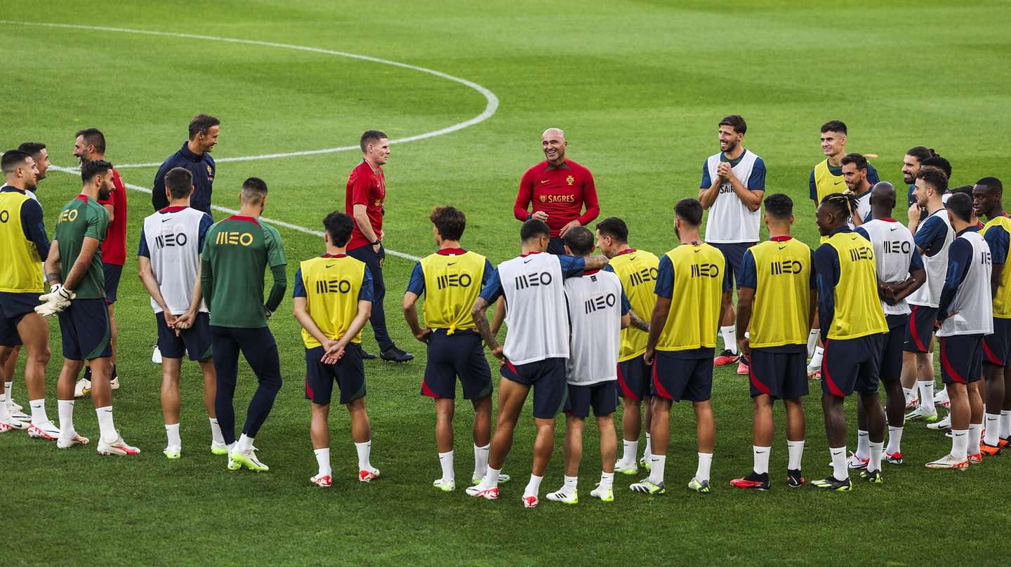 Portugal national team soccer head coach, Roberto Martinez (C), talks to his players during a training session prior to tomorrows match against Slovakia for the qualifying stage for the UEFA Euro 2024, in Tehelne Pole Stadium in Bratislava, Slovakia 07 September 2023. Portugal is preparing for the matches against Slovakia and Luxembourg for UEFA EURO 2024 qualifiers. MIGUEL A. LOPES/LUSA
