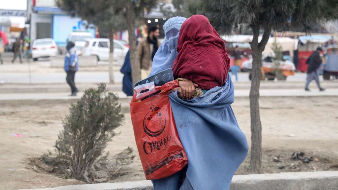 epa11324546 A burqa clad Afghan woman carries a child on a road in Kabul Afghanistan, 07 May 2024. Australia announced on 03 May it had committed to offering aid of AUD 492 million (USD 323 million) to reduce poverty in countries of the Indo-Pacific region through a fund from the Asian Development Bank. Australia has defended placing emphasis on mitigating the effects of the climate crisis and on the inclusion of new mechanisms to ensure the arrival of aid to people in Afghanistan, Myanmar and the Rohingya ethnic minority displaced in Bangladesh, with special emphasis on women and girls.  EPA/SAMIULLAH POPAL