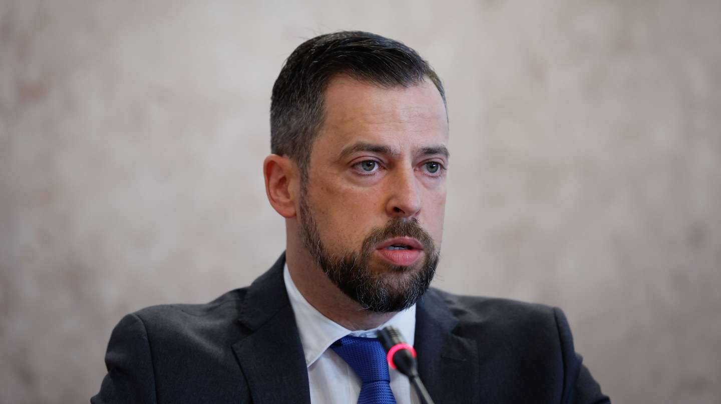 O novo diretor executivo do Serviço Nacional de Saúde (SNS), António Gandra d’Almeida, intervém durante a sua audição na  Comissão de Saúde, sobre as "Altas Sociais", na Assembleia da República, em Lisboa, 03 de julho de 2024. ANTÓNIO PEDRO SANTOS/LUSA