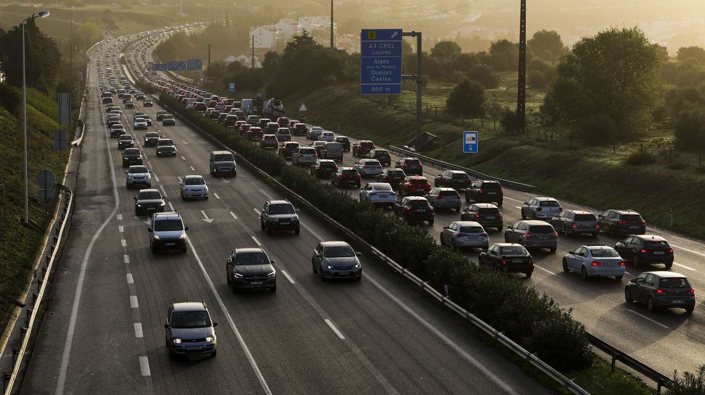 Trânsito matinal na A5, entre Cascais em Lisboa, 25 de outubro de 2023. JOSÉ SENA GOULÃO/LUSA