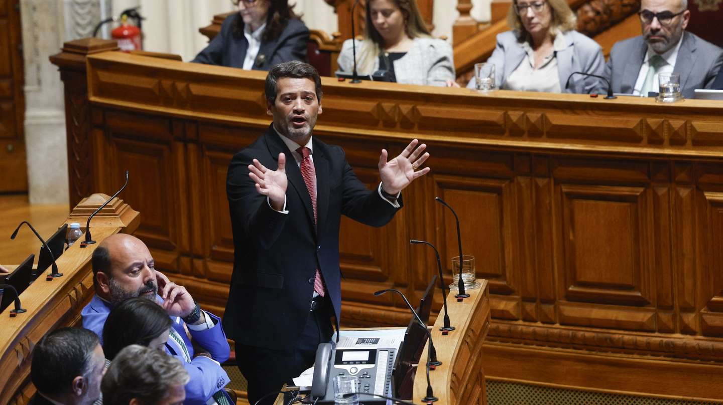 O presiodente do Chega, André Ventura, intervém durante a sessão plenária sobre o Orçamento do Estado para 2025 (OE2025), na Assembleia da República, em Lisboa, 30 de outubro de 2024. ANTÓNIO PEDRO SANTOS/LUSA