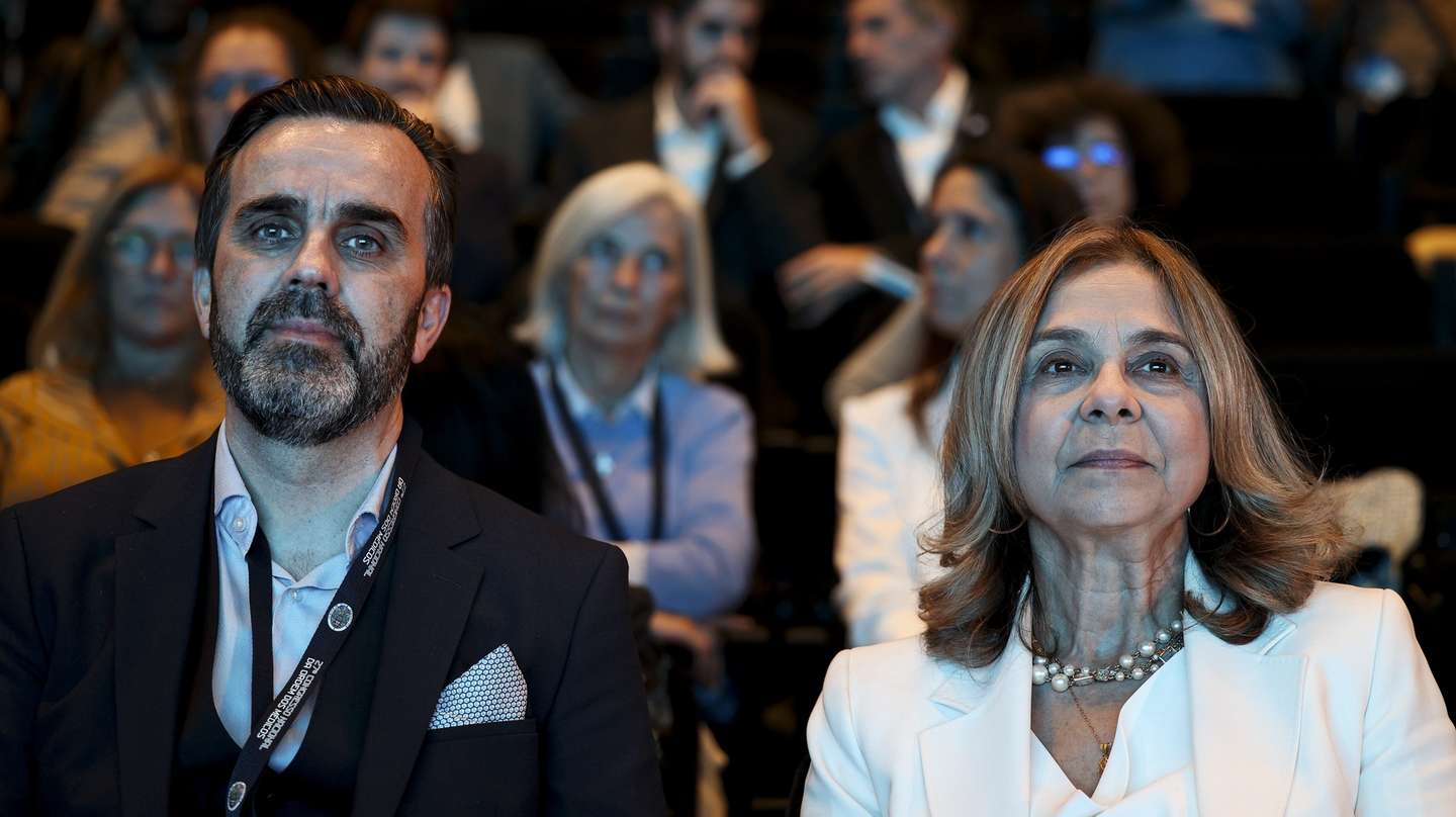A ministra da Saúde, Ana Paula Martins (D), ladeada pelo bastonário da Ordem dos Médicos, Carlos Cortes (E), participa no encerramento do 27.º Congresso Nacional da Ordem dos Médicos, em Lisboa, 23 de novembro de 2024. FILIPE AMORIM/LUSA