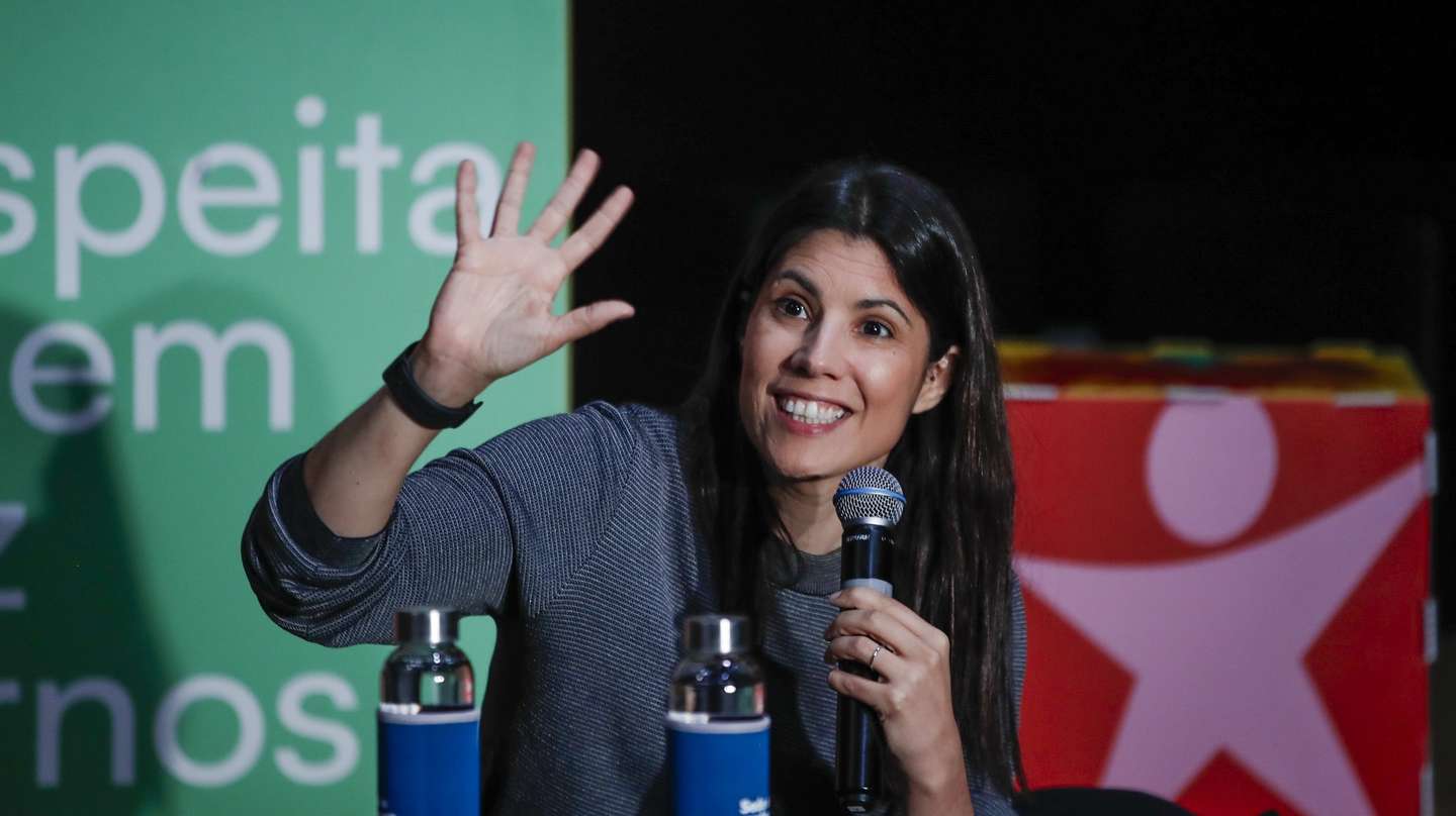 A coordenadora do Bloco de Esquerda, Mariana Mortágua, durante um debate com trabalhadores da indústria vidreira “Respeita quem faz turnos”, no âmbito da campanha para as eleições legislativas, na Marinha Grande, 7 de maio de 2025. PAULO CUNHA/LUSA