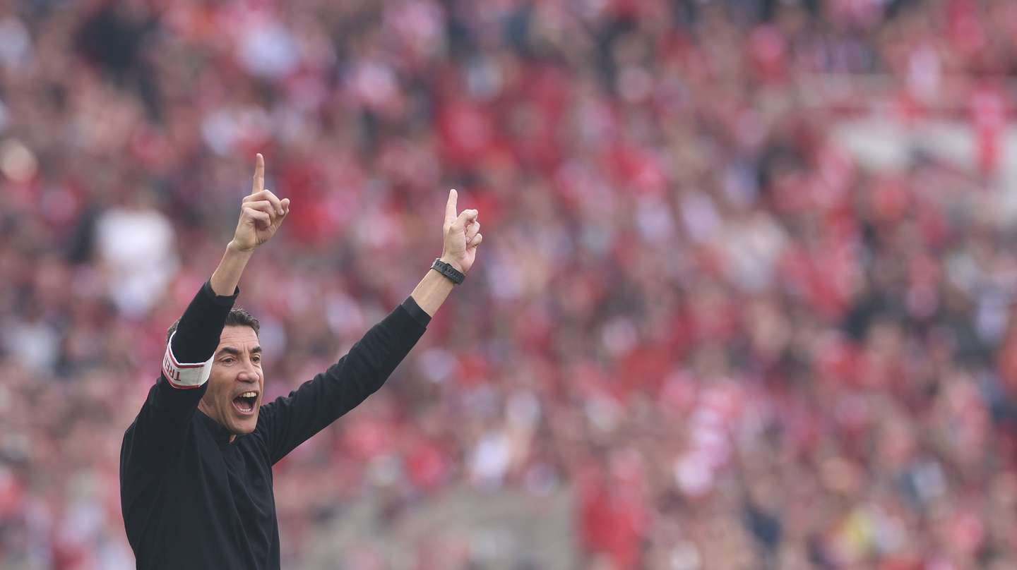 Benfica`s headcoach Bruno Lage reacts during their Portuguese First League soccer match with Sporting held at Luz Stadium, Lisbon, Portugal, 10th May 2025. TIAGO PETINGA/LUSA