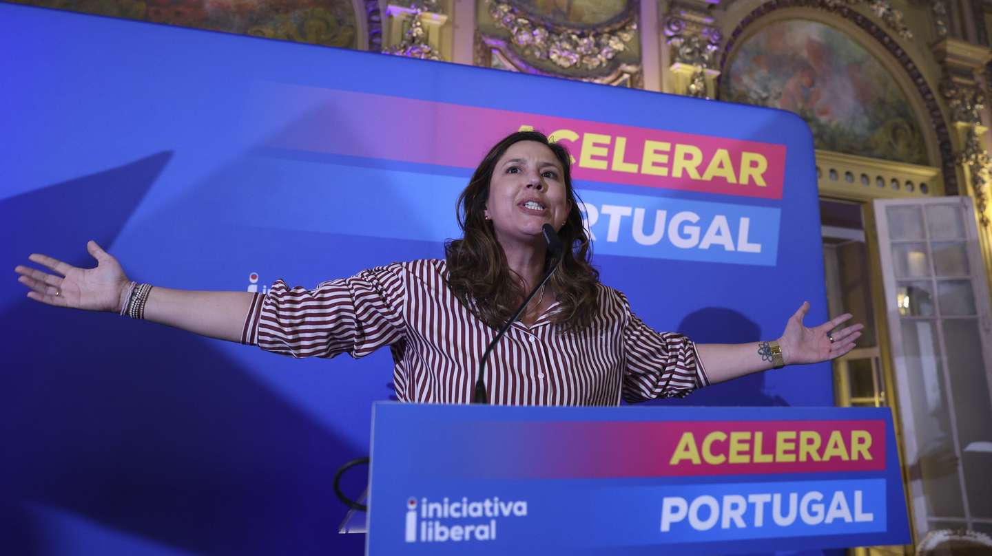 A deputada da Iniciativa Liberal, Mariana Leitão, usa da palavra durante o jantar-comício, no âmbito da campanha para as eleições legislativas, na Casa do Alentejo, em Lisboa, 05 de maio de 2025. TIAGO PETINGA/LUSA