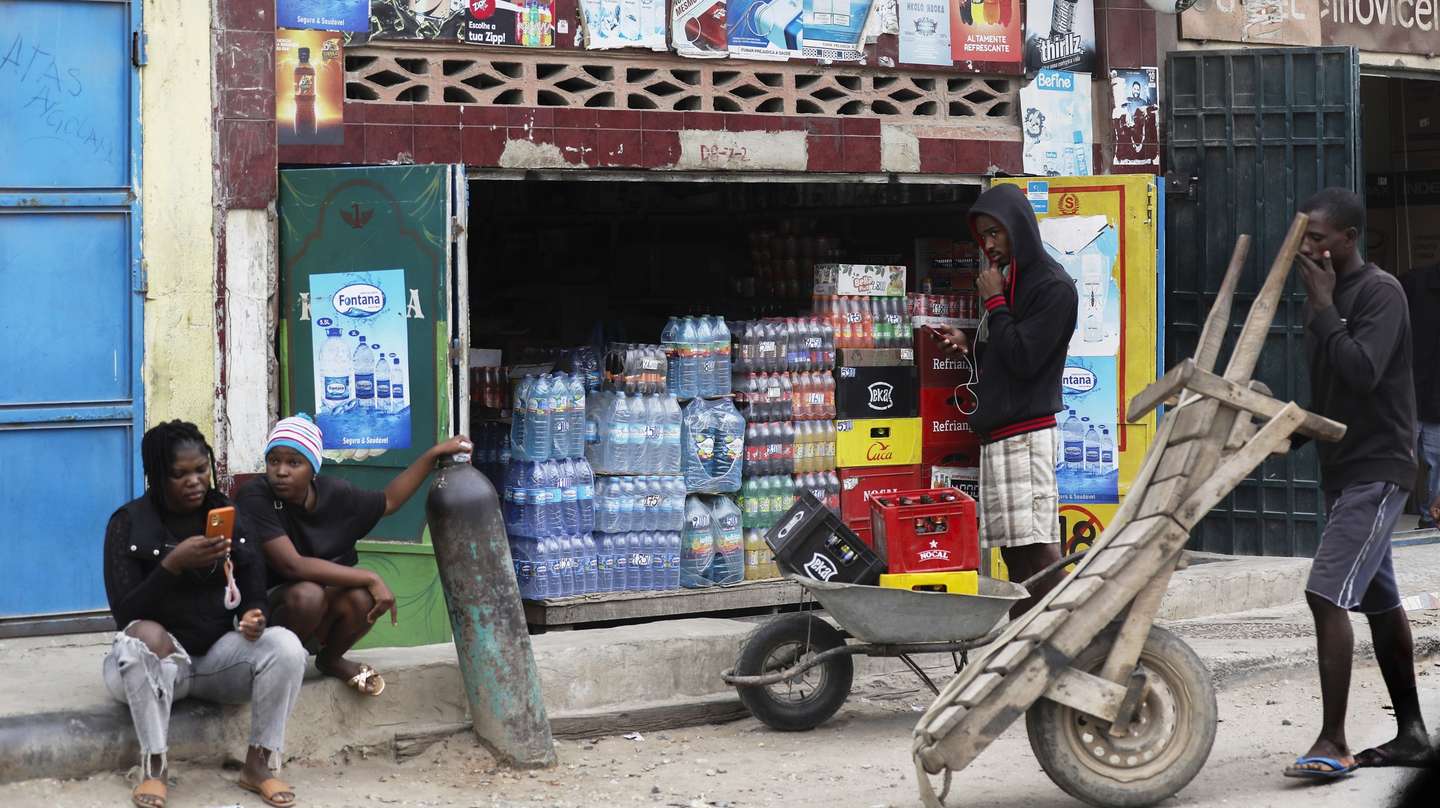Após “dias de guerra”, a população de Luanda respira hoje de alívio com o regresso da calma e maior tranquilidade, apesar de receios sobre o agravamento do desemprego devido aos episódios de vandalismo, Luanda, Angola, 31 de julho de 2025. As consequências dos tumultos, violência e pilhagens registados no início desta semana, em Luanda, na sequência da paralisação dos taxistas, ainda continuam vivas na memória dos luandenses, que os descrevem como “dias de guerra”. (ACOMPANHA TEXTO DE 31 DE JULHO DE 2025). AMPE ROGÉRIO/LUSA