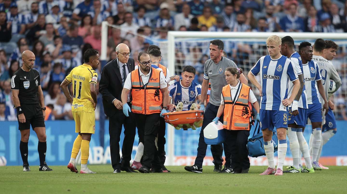 FC Porto’s Nehuen Perez (C) is assisted after got injured during the Portuguese First League soccer match with Nacional held at Dragao Stadium in Porto, Portugal, 13th September 2025. MANUEL FERNANDO ARAUJO/LUSA