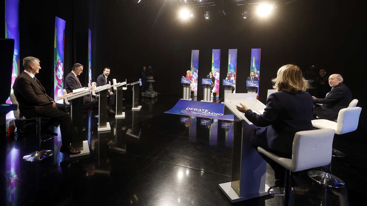 Os candidatos às eleições presidenciais, André Ventura (ausente da foto), António Filipe (D), António José Seguro (ausente da foto), Catarina Martins, Henrique Gouveia e Melo (E), João Cotrim de Figueiredo (2-E), Jorge Pinto (3-E) e Luís Marques Mendes (ausente da foto), momentos antes do início do debate na rádio entre os principais candidatos às eleições Presidenciais, uma iniciativa das rádios Antena 1, Observador, Renascença e TSF, em Lisboa, 02 de janeiro de 2026. MARCOS BORGA/LUSA